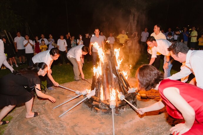 Cantho Eco Resort luôn mang đến những trải nghiệm phù hợp với yêu cầu của từng đoàn khách. Với khách hàng gia đình, Cantho Eco Resort mang đến những trải nghiệm về tiểu cảnh chụp ảnh, trải nghiệm hái trái tại vườn,... còn với khách hàng là đoàn khách du lich, công ty, doanh nghiệp Cantho Eco Resort tổ chức những buổi hội nghị, giao lưu lửa trại, hoạt động đội nhóm tập thể.