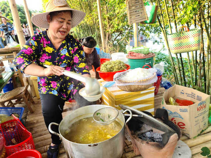 Không chỉ có món ăn ngon, nụ cười, sự thân thiện và không kém phần hóm hỉnh càng làm du khách thích thú hơn.