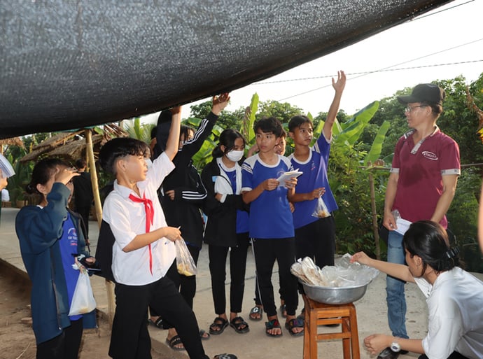 Không gian chợ quê còn là nơi để các trường học tổ chức hoạt động trải nghiệm để giới thiệu, giáo dục các em về lịch sử địa phương. Đây là hoạt động của Trường Trung học cơ sở Tân Thuận Đông.