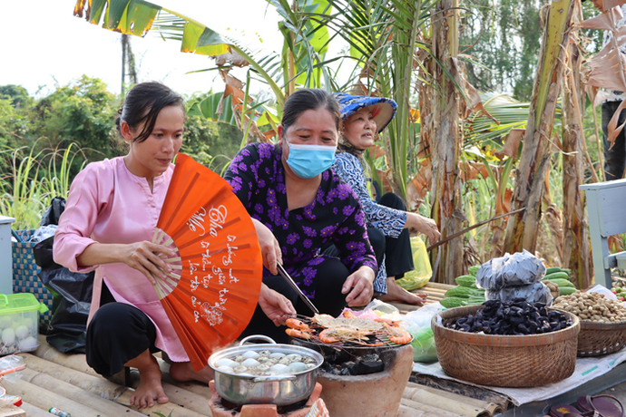 Hầu hết phụ nữ buôn bán tại không gian chợ quê đều khoác lên mình chiếc áo bà ba truyền thống mà người dân quê vẫn thường mặc trước đây.