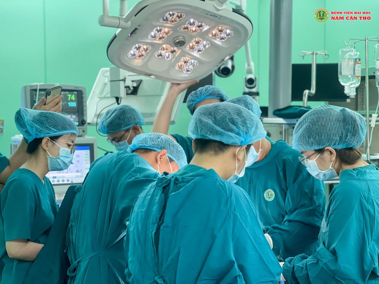Các bác sĩ Bệnh viện Đại học Nam Cần Thơ tiến hành phẫu thuật.