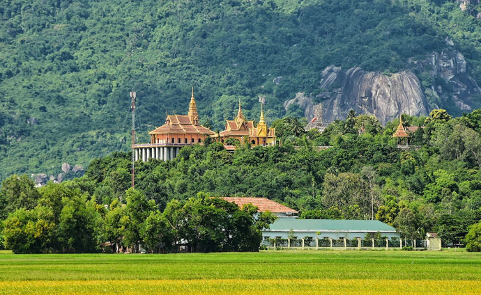 Lơ lững giữa núi rừng, ngôi chùa Khmer này đã trở thành địa điểm tâm linh được du khách thường xuyên ghé đến tham quan, cầu phúc. Nguồn: Mekong Delta