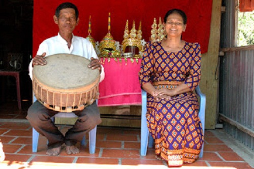 Vợ chồng nghệ nhân Chau Men Sa Ray và Néang OK là linh hồn của Đoàn Nghệ thuật dì kê xã Ô Lâm, huyện Tri Tôn, tỉnh An Giang. (Ảnh: Báo dân sinh)