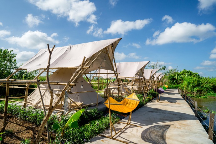 Khu lều trại glamping ven sông (Ảnh: Đạt Nguyễn)