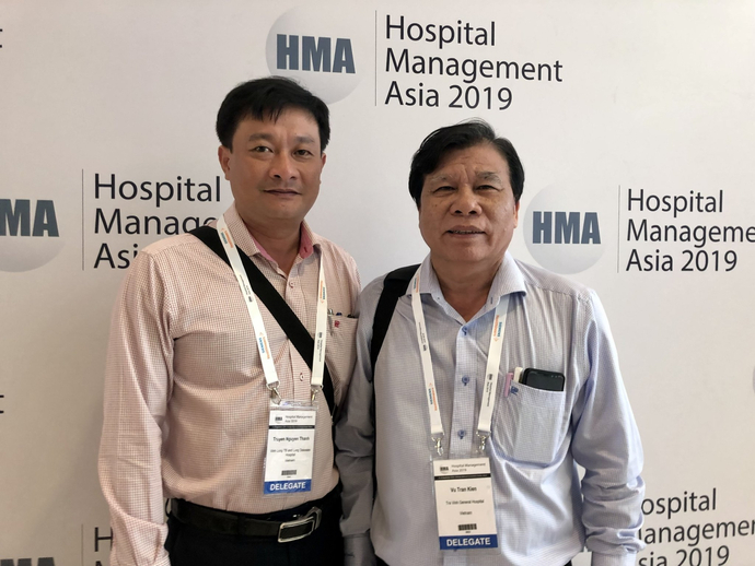 Bác sĩ Truyền cùng đồng nghiệp tại Hội nghị quản lý bệnh viện Châu Á Hospital Management Asia – HMA 2019.