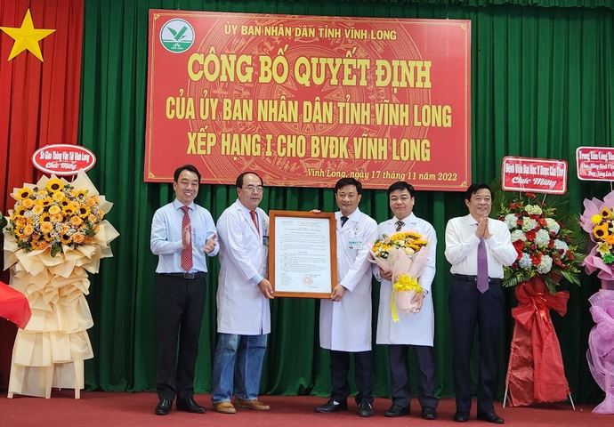 Lãnh đạo tỉnh Vĩnh Long trao quyết định công nhận bệnh viện hạng I cho Ban lãnh đạo Bệnh viện Đa khoa Vĩnh Long.