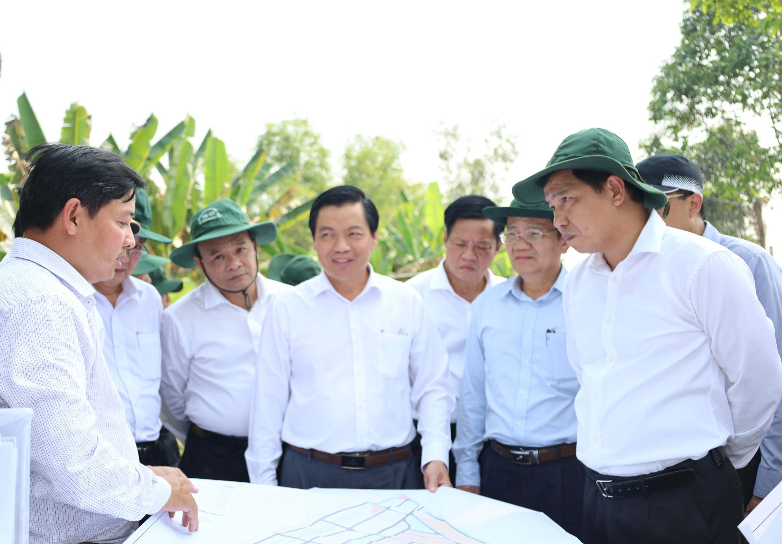 Ông Lê Quang Mạnh - UV BCH Trung ương Ðảng, Bí thư Thành ủy Cần Thơ (bìa phải) nghe báo cáo tiến độ dự án.