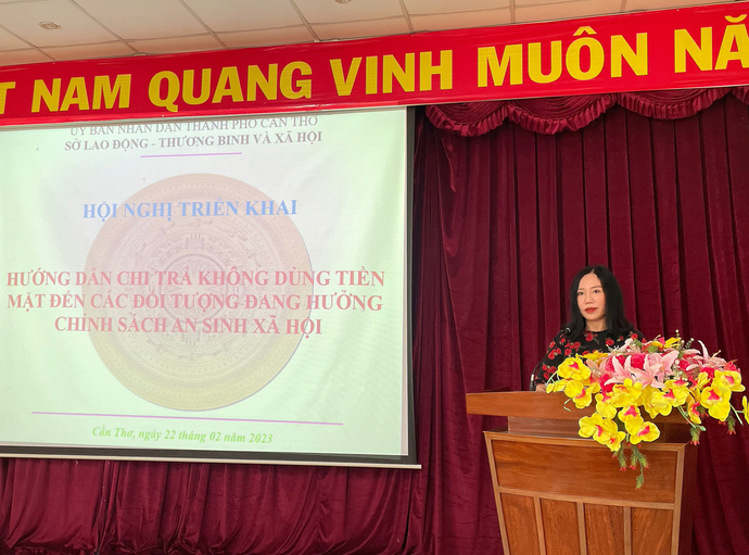 Bà Phan Quỳnh Dao, Phó Giám đốc Sở LĐTBXH Cần Thơ phát biểu tại hội nghị.