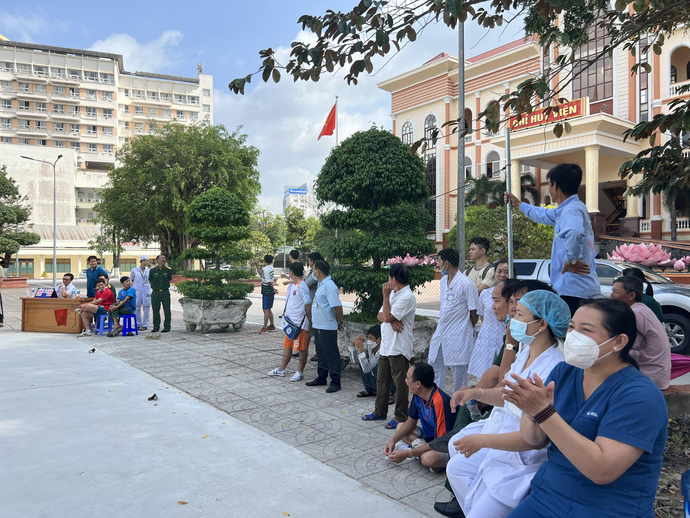 Nhiều trận đấu hấp dẫn thu hút đội ngũ y - bác sĩ và cả bệnh nhân đang điều trị tại bệnh viện đến cổ vũ.