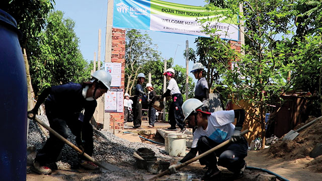 Đoàn tình nguyện viên Nhật Bản hỗ trợ bà con khó khăn xây nhà tại huyện Cao Lãnh.