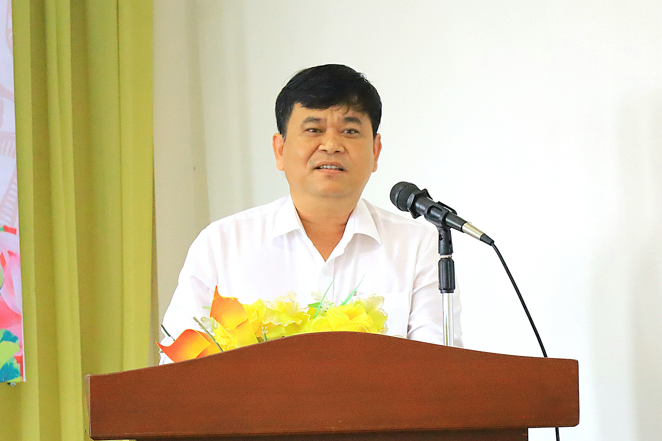 Ông Đỗ Hoàng Nam – Phó Bí thư Thành ủy, Chủ tịch UBND TP. Ngã Bảy phát biểu tại buổi tọa đàm.