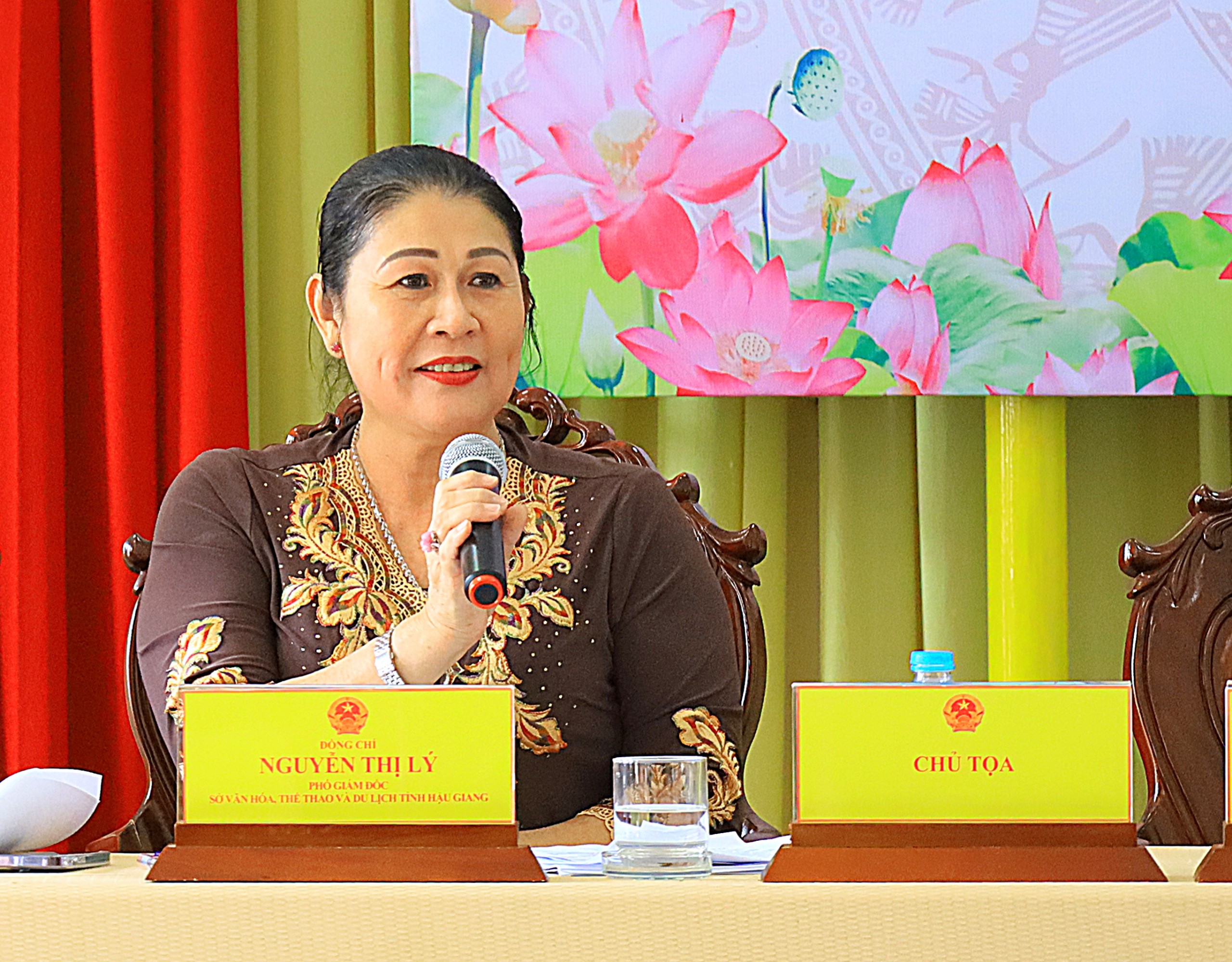 Bà Nguyễn Thị Lý - Phó Giám đốc Sở Văn hóa, Thể thao và Du lịch tỉnh Hậu Giang chia sẻ với các cơ sở kinh doanh du lịch tại buổi tọa đàm.
