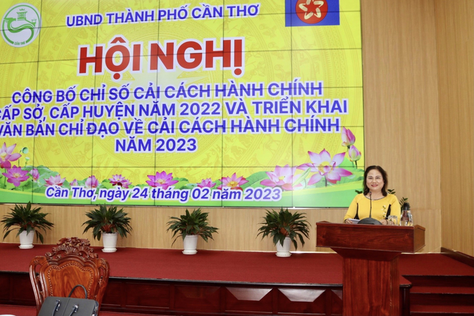 Tiến sĩ Trần Thị Xuân Mai- Ủy viên UBND, Giám đốc Sở LĐTBXH thành phố Cần Thơ đọc tham luận tại Hội nghị.