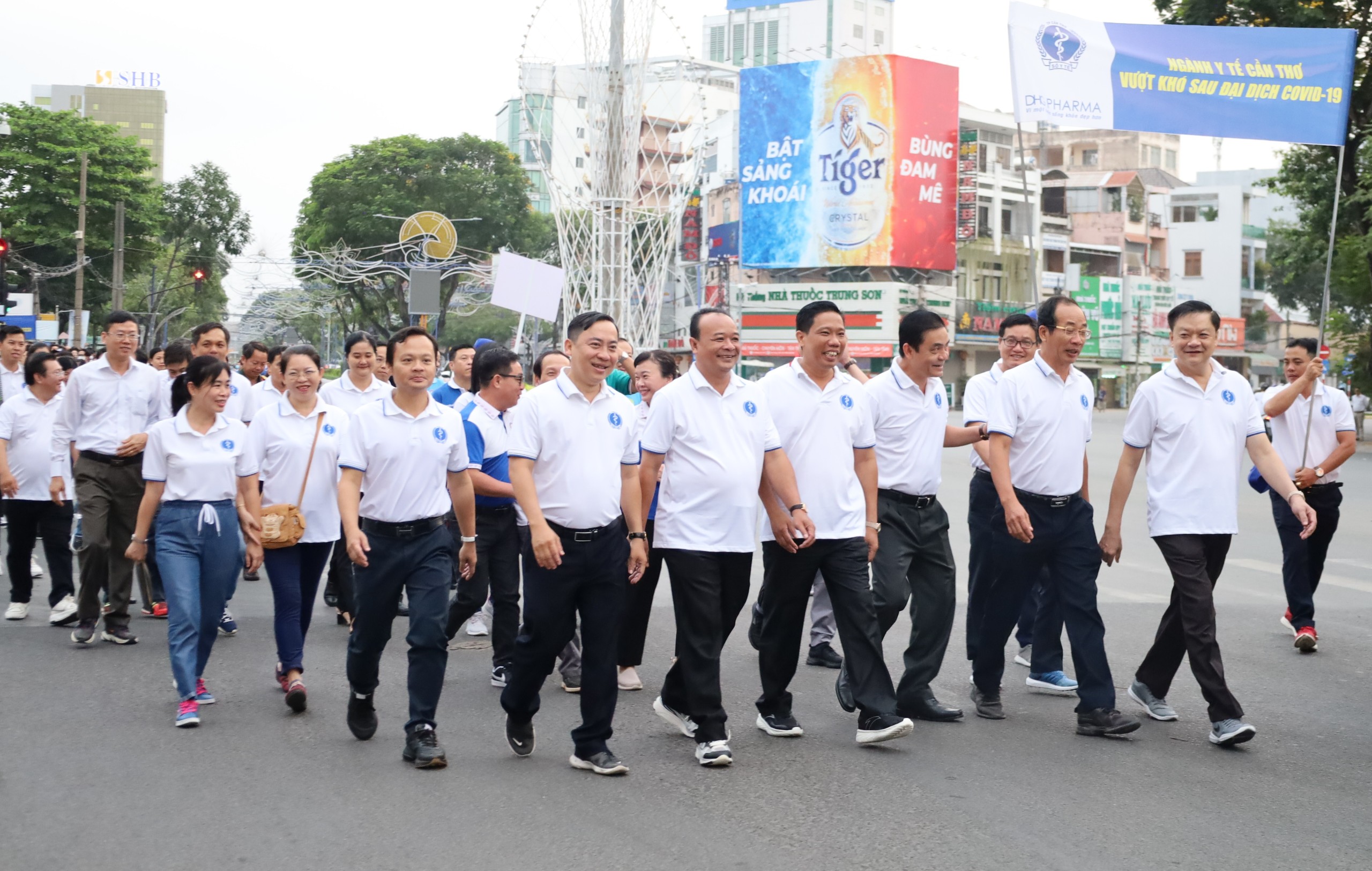 Lãnh đạo HĐND, UBND thành phố cùng các sở ngành tham gia đi bộ.