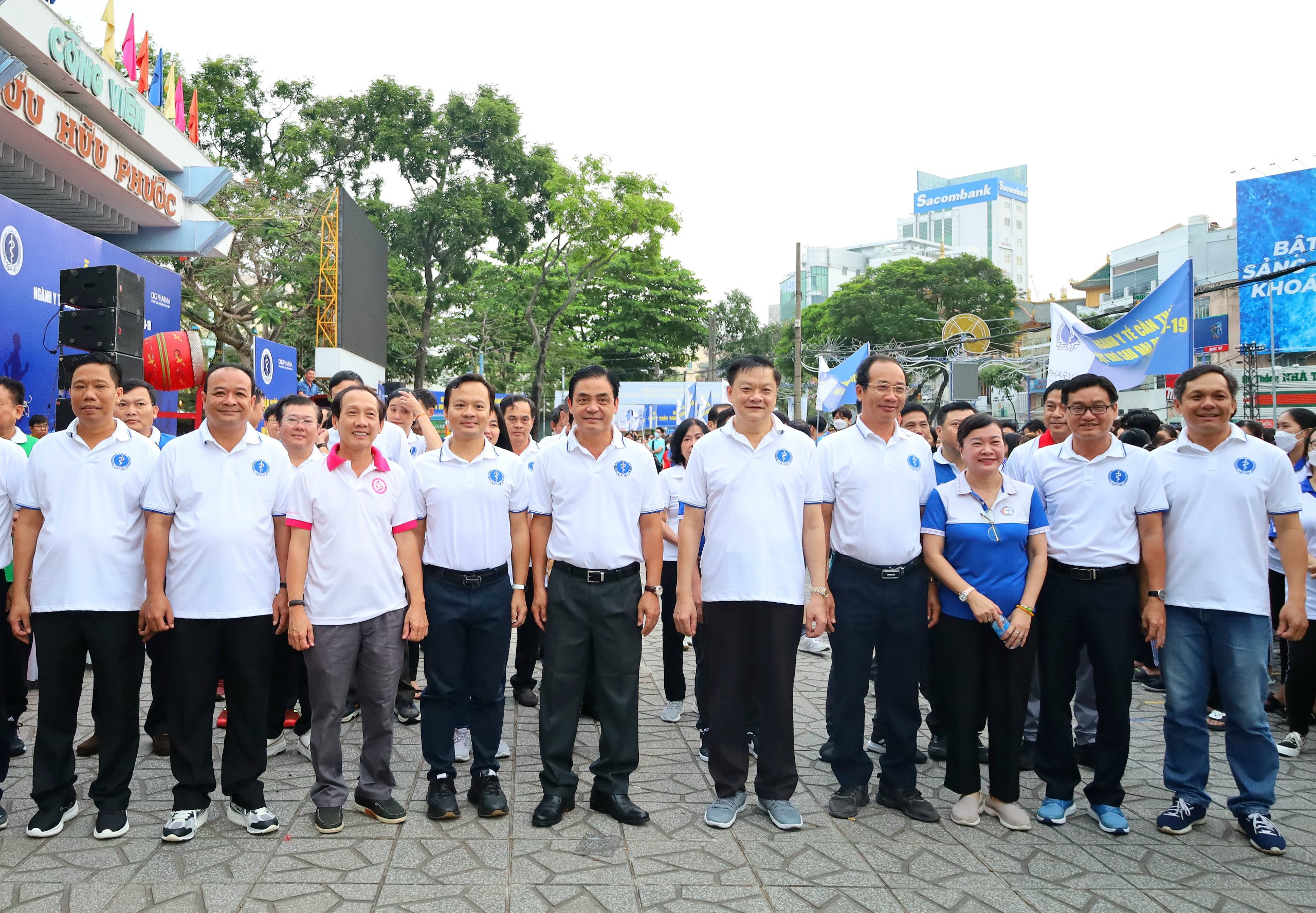 Lãnh đạo HĐND, UBND thành phố cùng các sở ngành tham gia đi bộ.