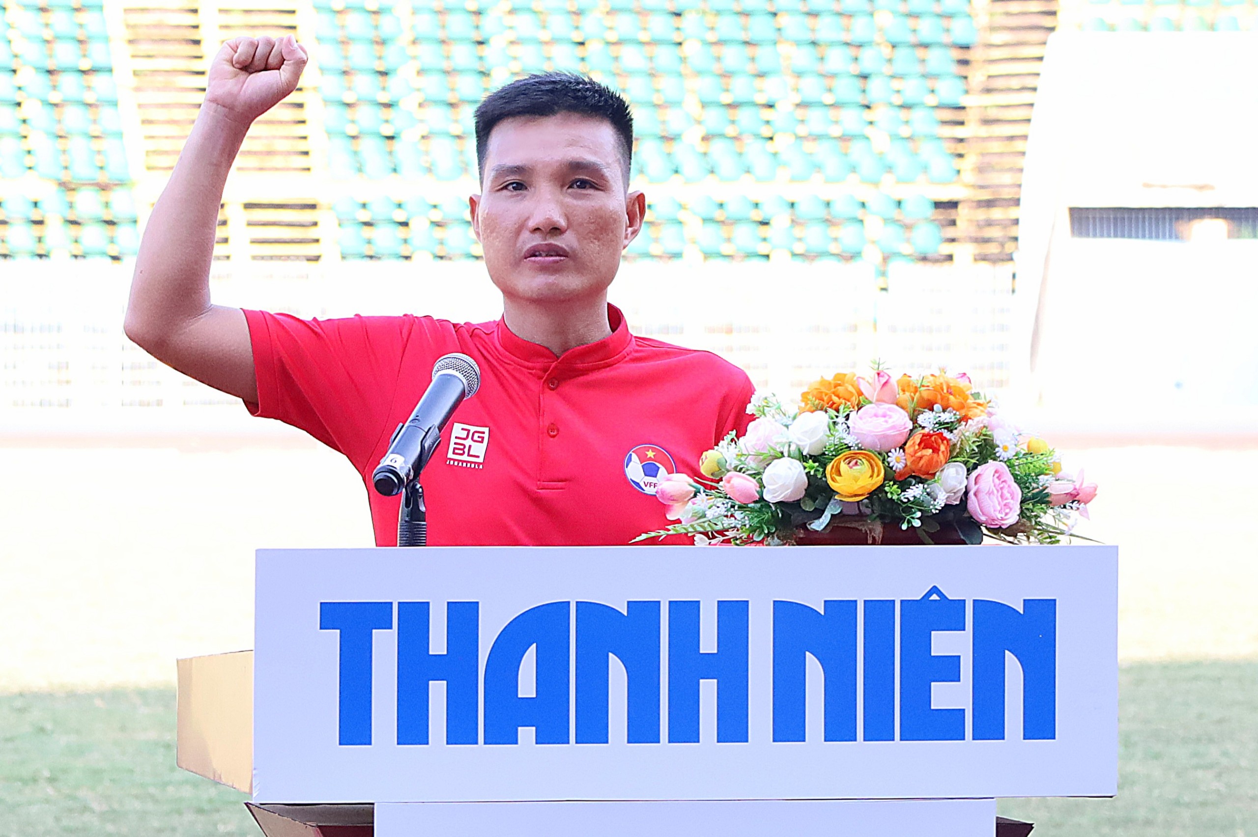 Đại diện trọng tài phát biểu tuyên thệ.