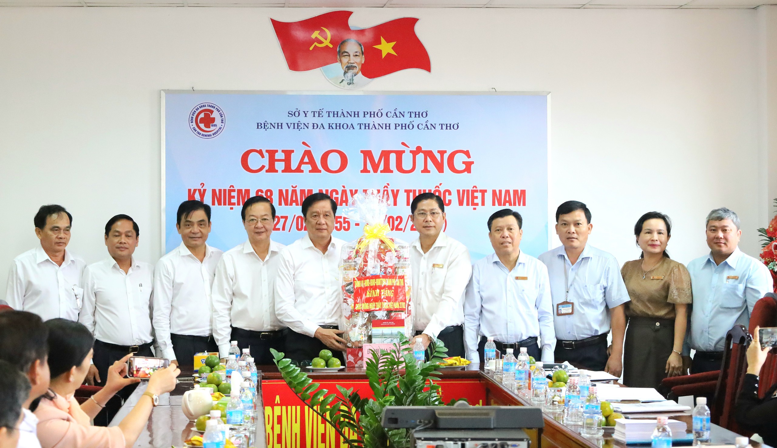 Ông Phạm Văn Hiểu - Phó Bí thư thường trực Thành ủy, Chủ tịch HĐND TP. Cần Thơ và các thành viên trong đoàn trao tặng quà chúc mừng tập thể Bệnh viện Đa khoa TP. Cần Thơ.