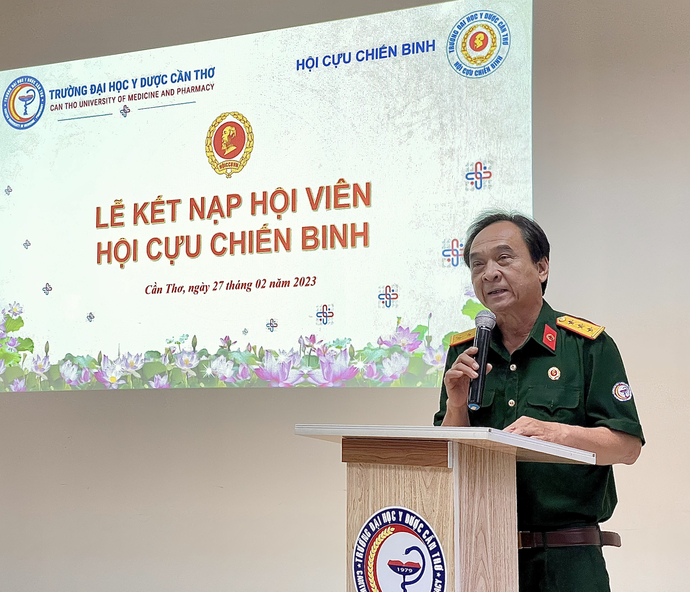 Ông Lê Thành Tài - Chủ tịch Hội Cựu chiến binh Trường phát biểu tại buổi lễ kết nạp.