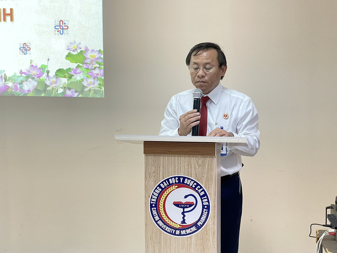 Ông Huỳnh Văn Trương - Phó Chủ tịch Hội Cựu chiến binh Trường thay mặt cho Ban Chấp hành thông qua Quyết định kết nạp hội viên.