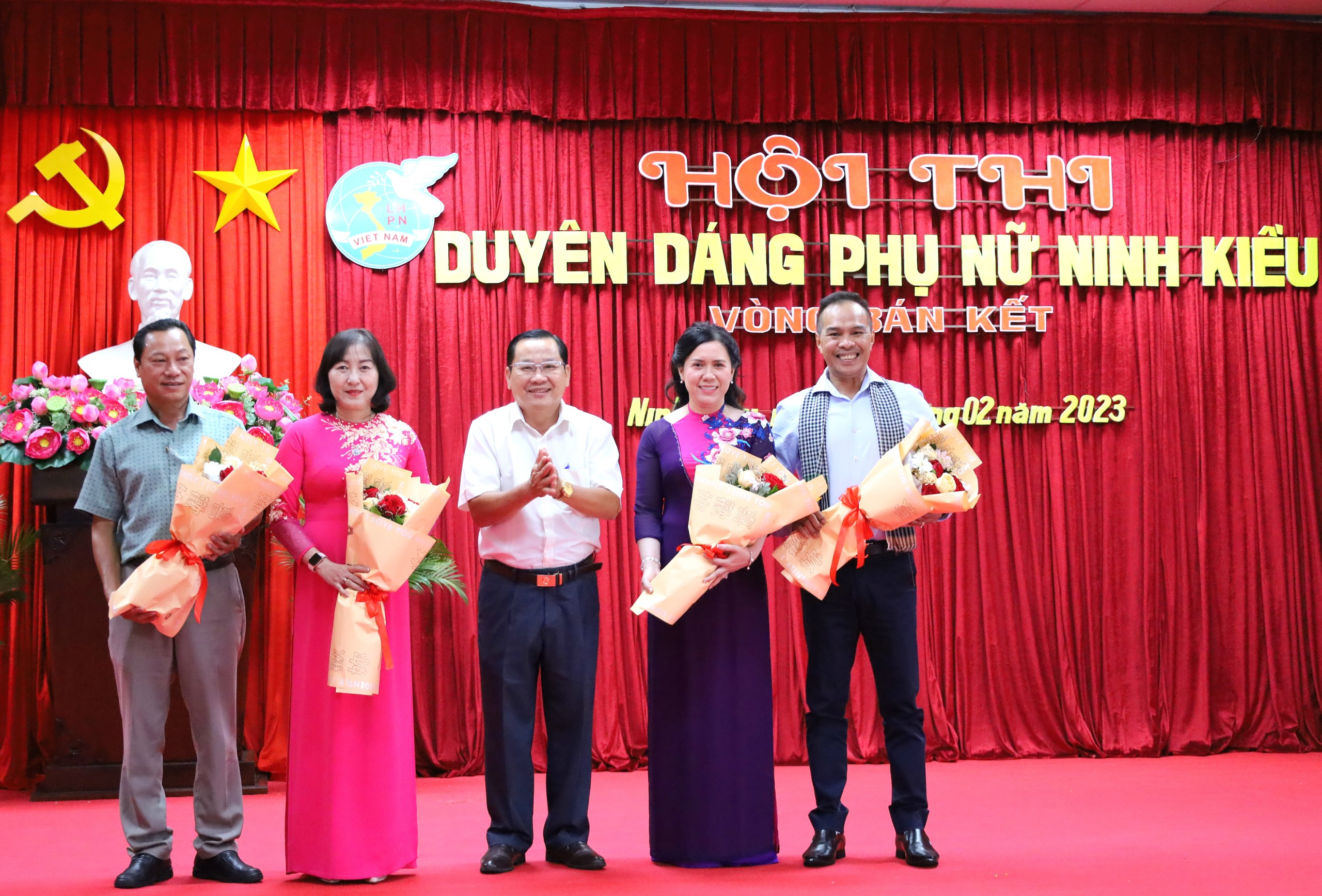 Ông Trần Tiến Dũng – Phó Bí thư Thường trực Quận ủy, Chủ tịch HĐND quận Ninh Kiều tặng hoa cho ban giám khảo hội thi.