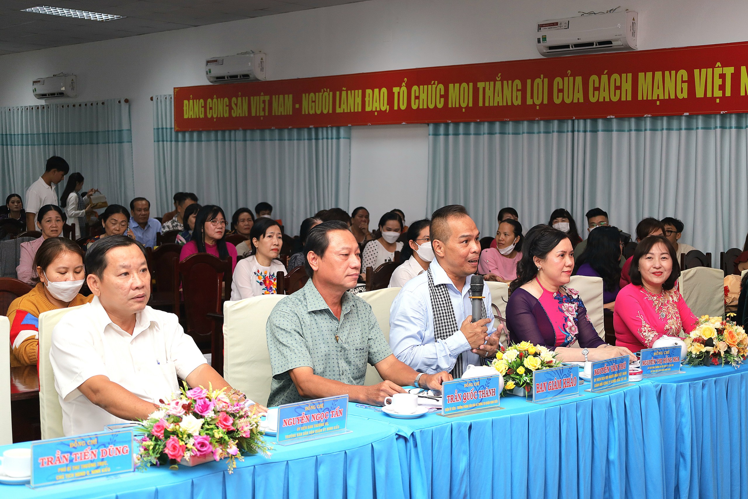 Ông Nguyễn Văn Phú - Giám đốc Công ty người mẫu Tây Đô (Tây Đô Model), thành viên ban giám khảo nhận xét về phần thi của các thí sinh.