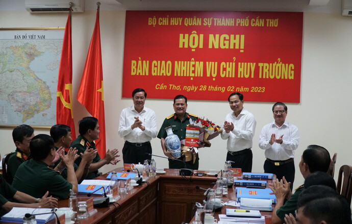 Lãnh đạo Thành ủy, UBND TP Cần Thơ tặng quà lưu niệm cho Đại tá Chiêm Thống Nhất. Ảnh: Ngọc Thiện.