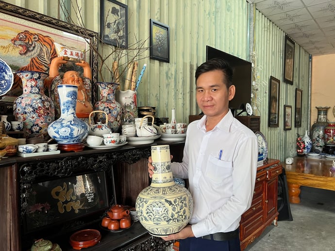 Chân dung anh Võ Hoàng Thám - chủ cơ sở 'Yến gốm' với bộ sưu tập gốm sứ cổ độc lạ ở miền Tây.