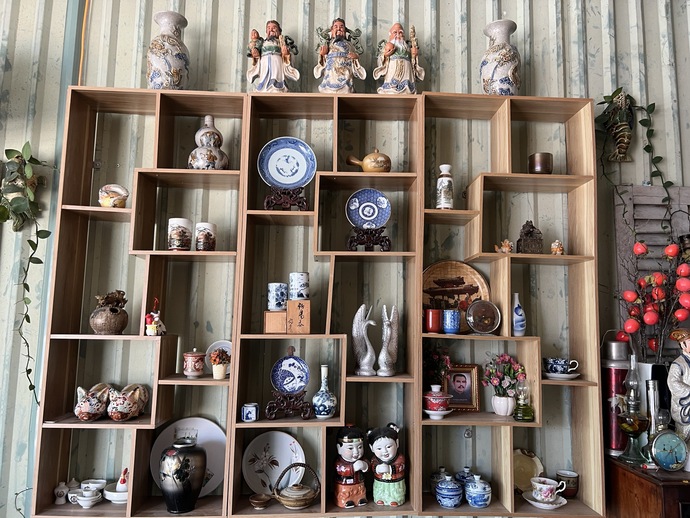 Bộ sưu tập gốm sứ Nhật được anh Thám dành một góc riêng để trưng bày. Đây là những món đồ có thể trao đổi, mua bán với giá dao động từ vài chục đến vài triệu đồng.
