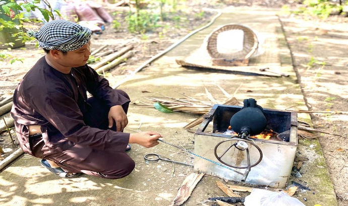 Quy trình nổ cốm được nhiều du khách yêu thích