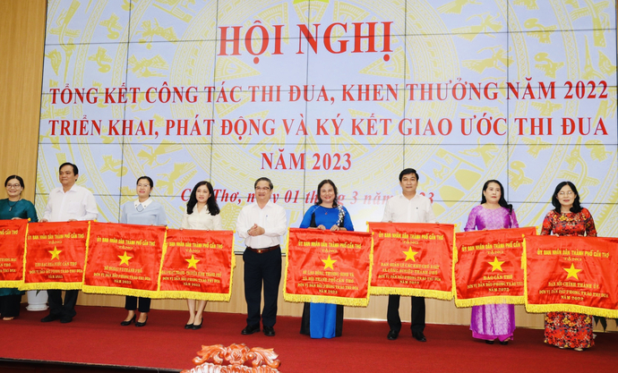Ông Trần Việt Trường - Chủ tịch UBND TP Cần Thơ tặng cờ thi đua cho Sở LĐTBXH TP Cần Thơ và 16 tập thể dẫn đầu phong trào thi đua năm 2022 thuộc cụm, khối thi đua của thành phố.