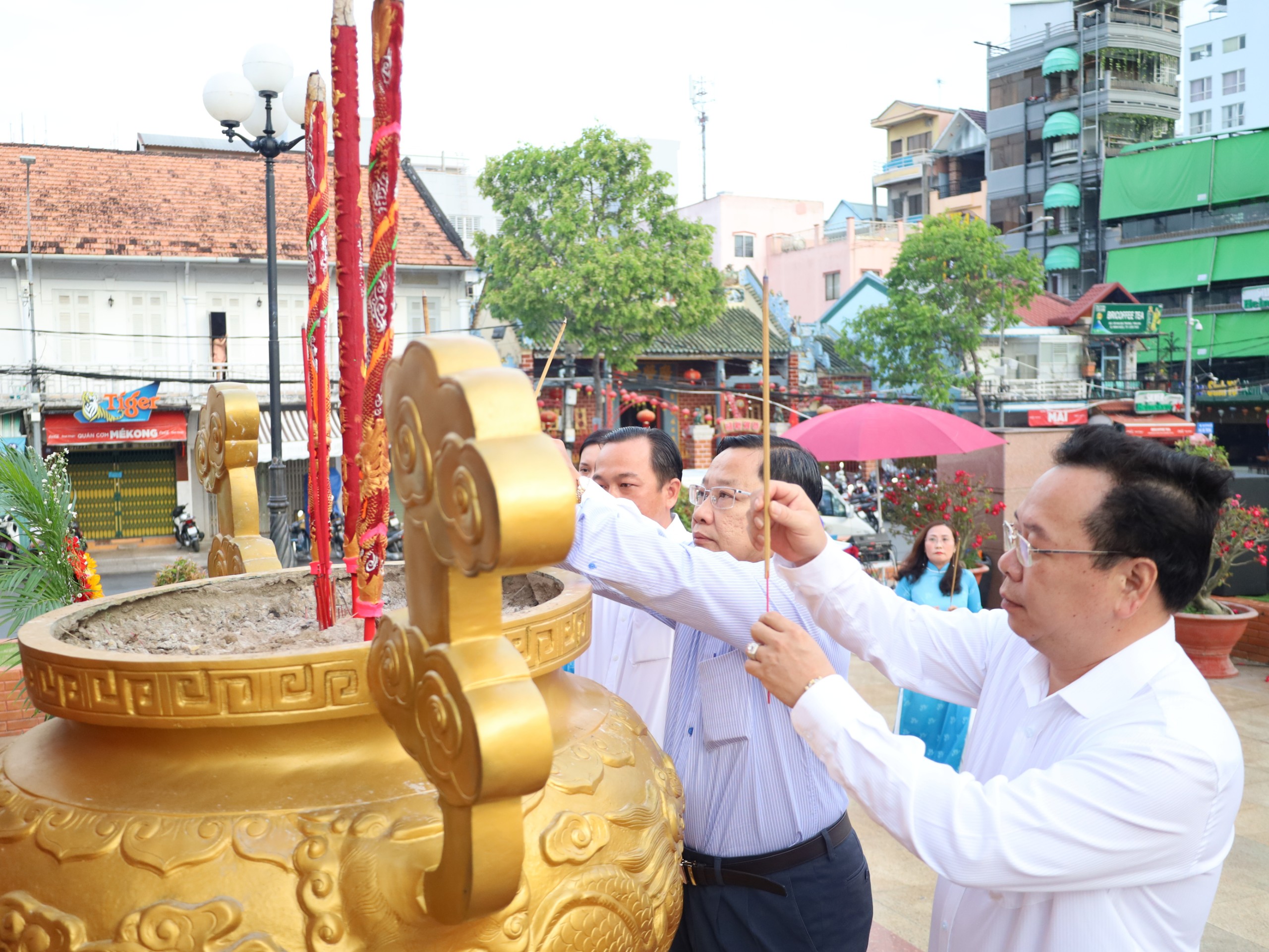 Các đại biểu dâng hương Tượng đài Bác Hồ - Bến Ninh Kiều.