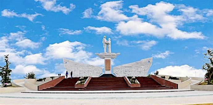 Tượng đài tưởng niệm sự kiện tập kết năm 1954. (Ảnh: dongthapgov)