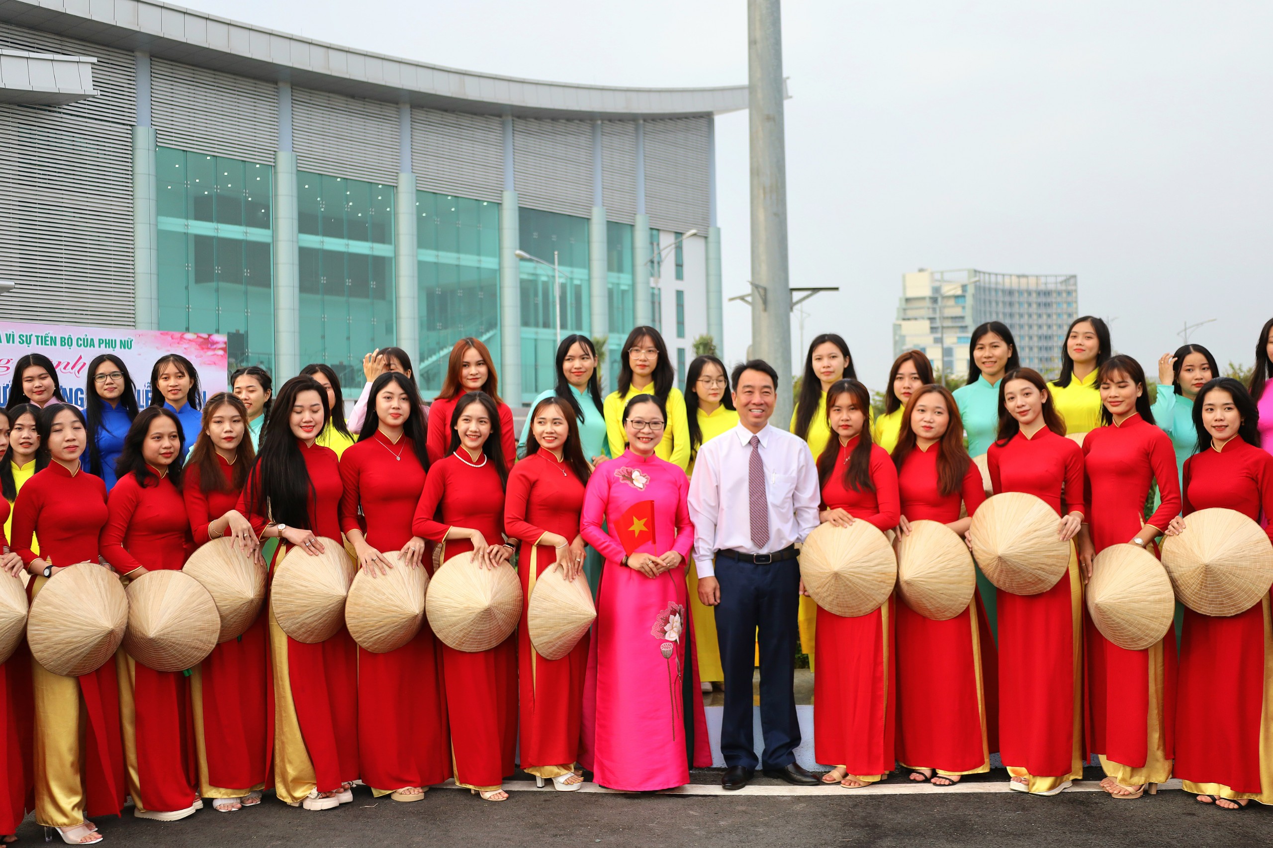 Ông Lữ Quang Ngời - Phó Bí thư Tỉnh ủy, Chủ tịch UBND tỉnh Vĩnh Long và bà Nguyễn Thị Quyên Thanh - Phó Chủ tịch UBND tỉnh, Trưởng Ban chỉ đạo Bình đẳng giới và vì sự tiến bộ của phụ nữ tỉnh Vĩnh Long chụp hình lưu niệm cùng đội hình tham gia đồng diễn áo dài.