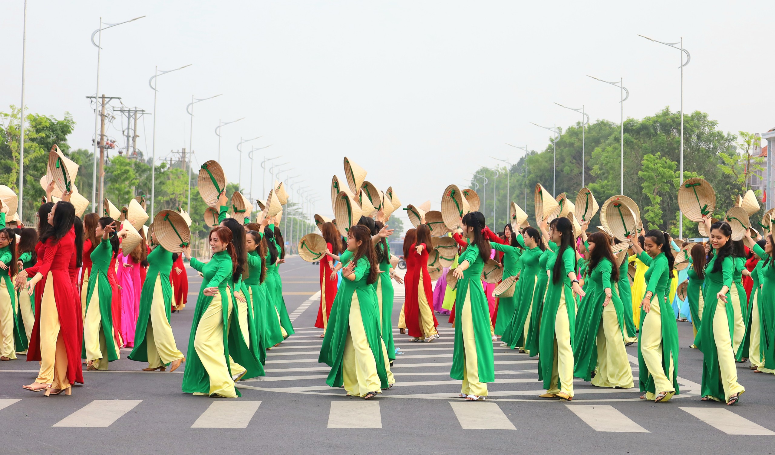 Các khối đại biểu diễu hành trên đoạn đường Võ Văn Kiệt, phường 9, thành phố Vĩnh Long với chiều dài 600 mét và trình diễn xếp chữ, xếp hình. Tiếp đó, 300 đại biểu trình diễn múa dân vũ trên nền nhạc “lý bông sen”.