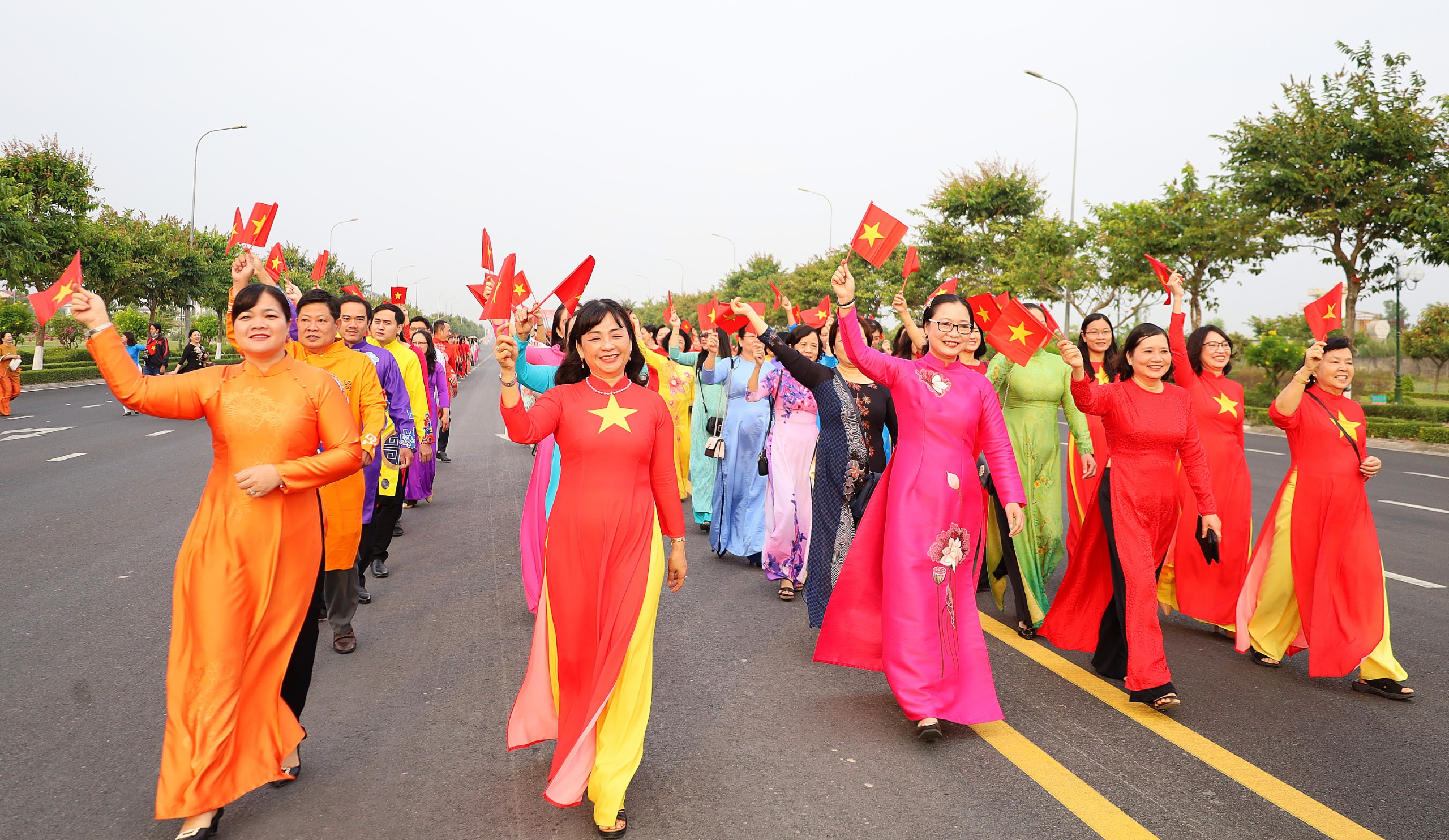 Bà Nguyễn Thị Quyên Thanh - Phó Chủ tịch UBND tỉnh, Trưởng Ban chỉ đạo Bình đẳng giới và vì sự tiến bộ của phụ nữ tỉnh Vĩnh Long (thứ 3 từ bên trái qua) cùng đoàn phụ nữ tỉnh diễu hành áo dài trên đường Võ Văn Kiệt, phường 9, TP. Vĩnh Long.