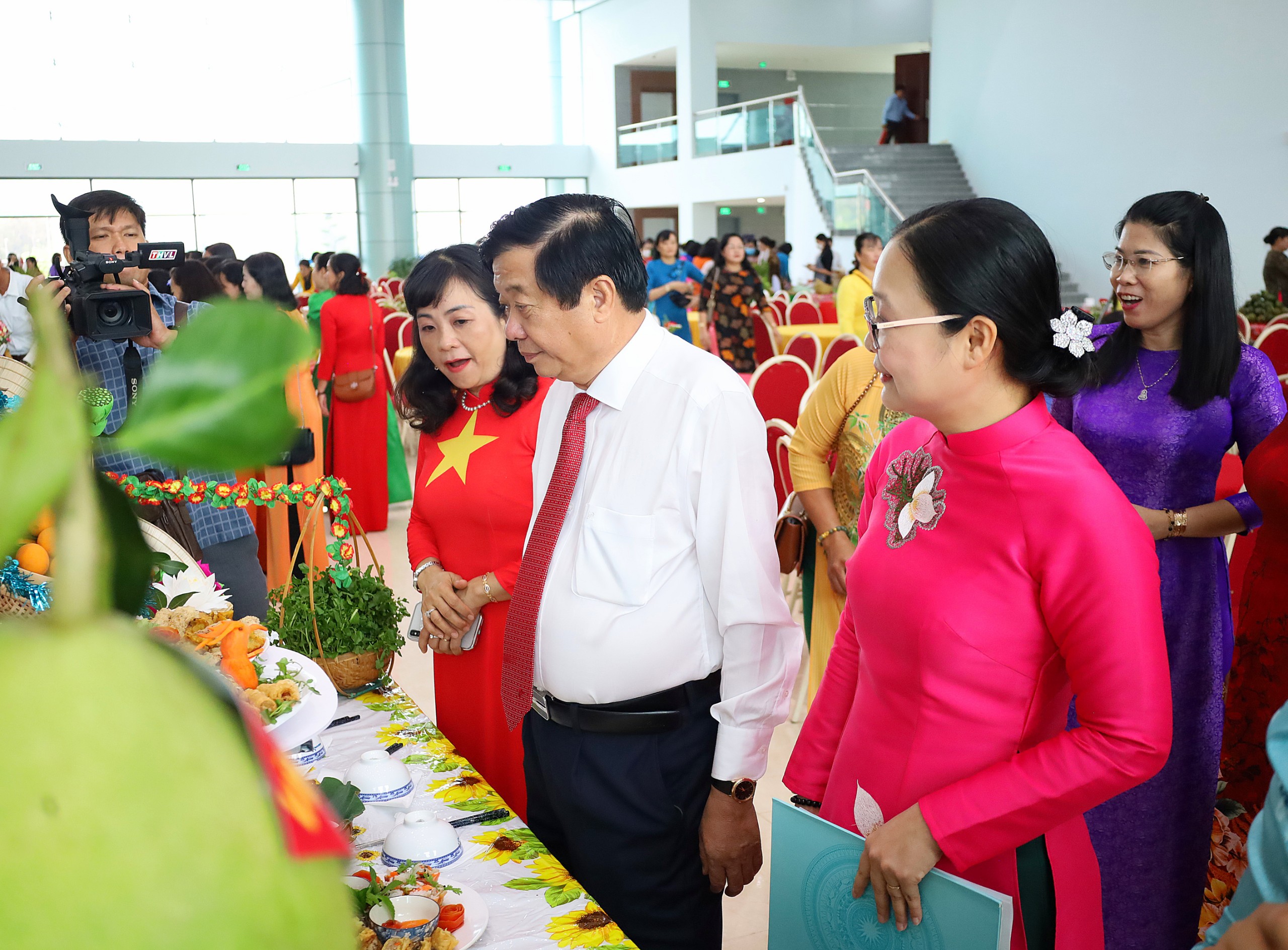 Ông Bùi Văn Nghiêm - UV Trung ương Đảng, Bí thư Tỉnh ủy, Chủ tịch HĐND tỉnh Vĩnh Long và bà Nguyễn Thị Quyên Thanh - Phó Chủ tịch UBND tỉnh, Trưởng Ban chỉ đạo Bình đẳng giới và vì sự tiến bộ của phụ nữ tỉnh Vĩnh Long tham quan các gian hàng.