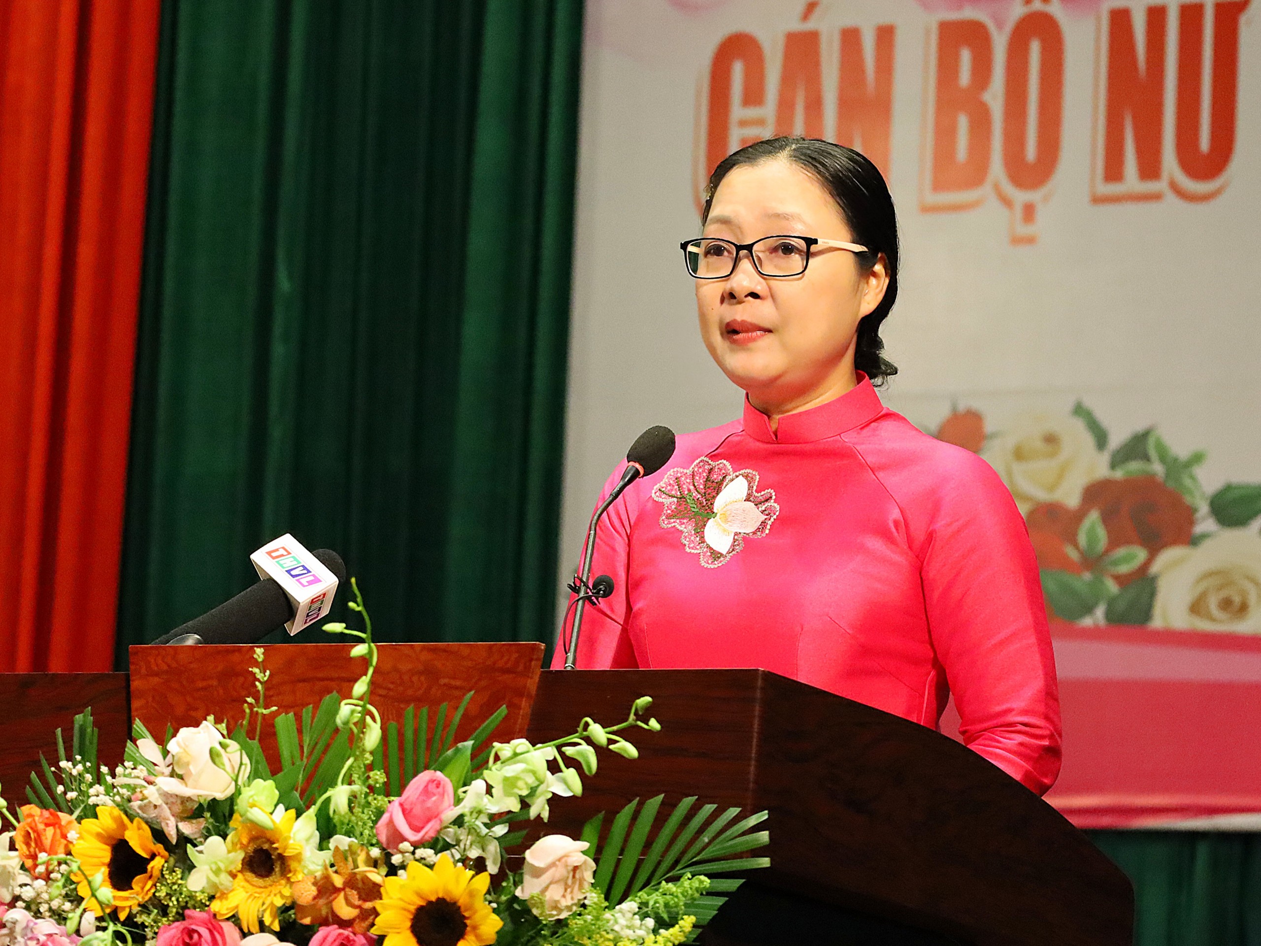 Bà Nguyễn Thị Quyên Thanh - Phó Chủ tịch UBND tỉnh, Trưởng Ban chỉ đạo Bình đẳng giới và Vì sự tiến bộ của phụ nữ tỉnh Vĩnh Long phát biểu chào mừng tại buổi họp mặt.