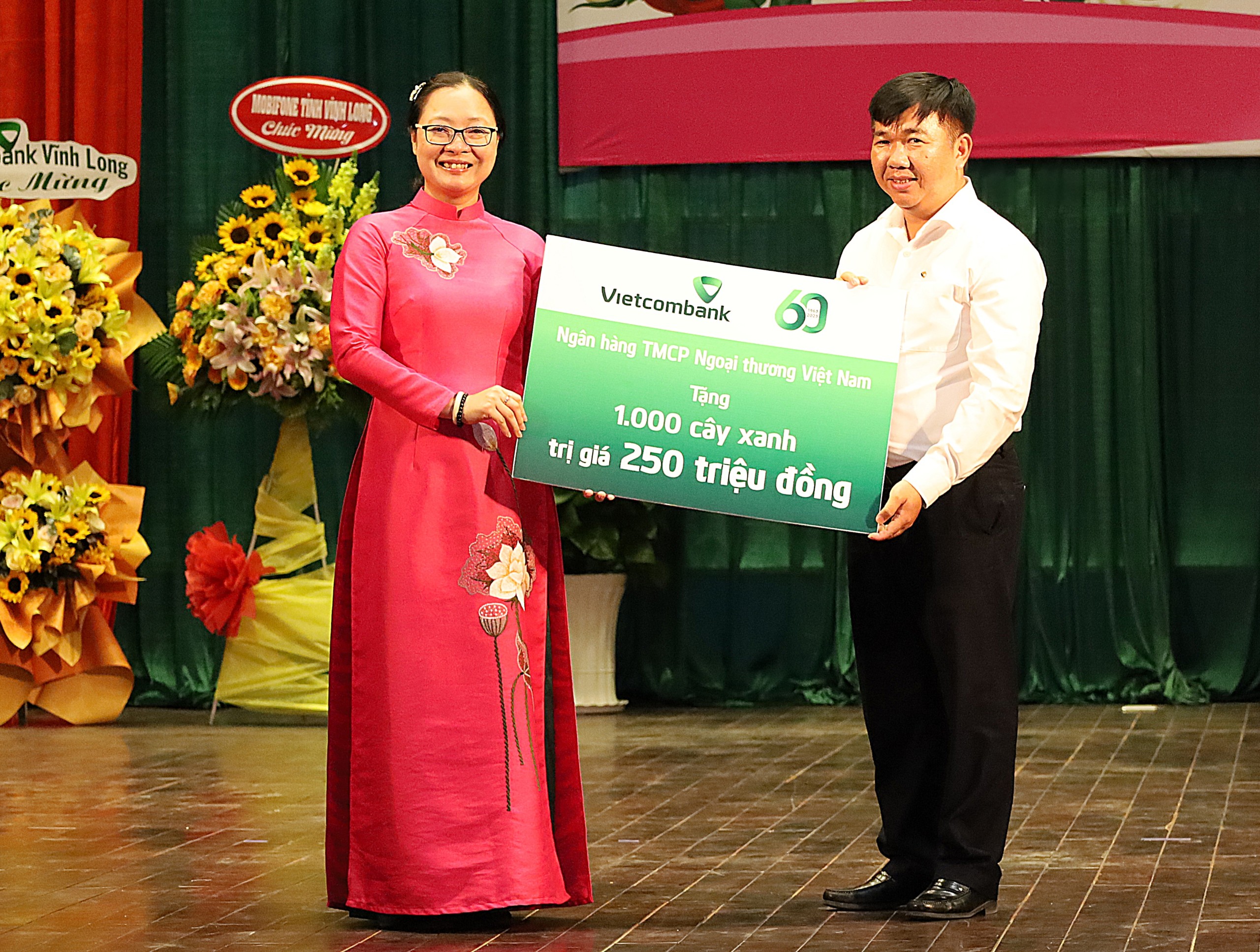 Đại diện Ngân hàng TMCP Ngoại thương Việt Nam - Chi nhánh Vĩnh Long (Vietcombank Vĩnh Long) trao tặng 1.000 cây xanh trị giá 250 triệu đồng.