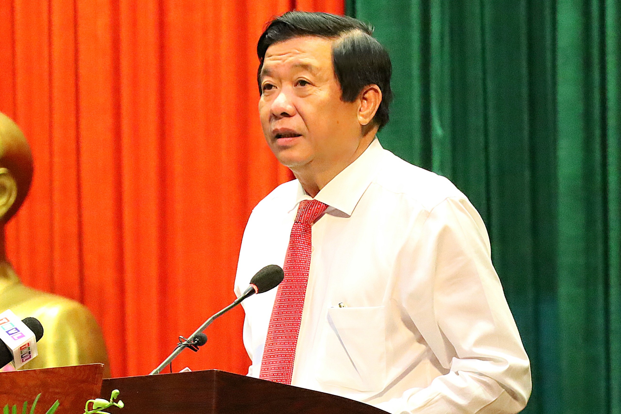 Ông Bùi Văn Nghiêm - UV Trung ương Đảng, Bí thư Tỉnh ủy, Chủ tịch HĐND tỉnh Vĩnh Long phát biểu chỉ đạo tại buổi họp mặt.