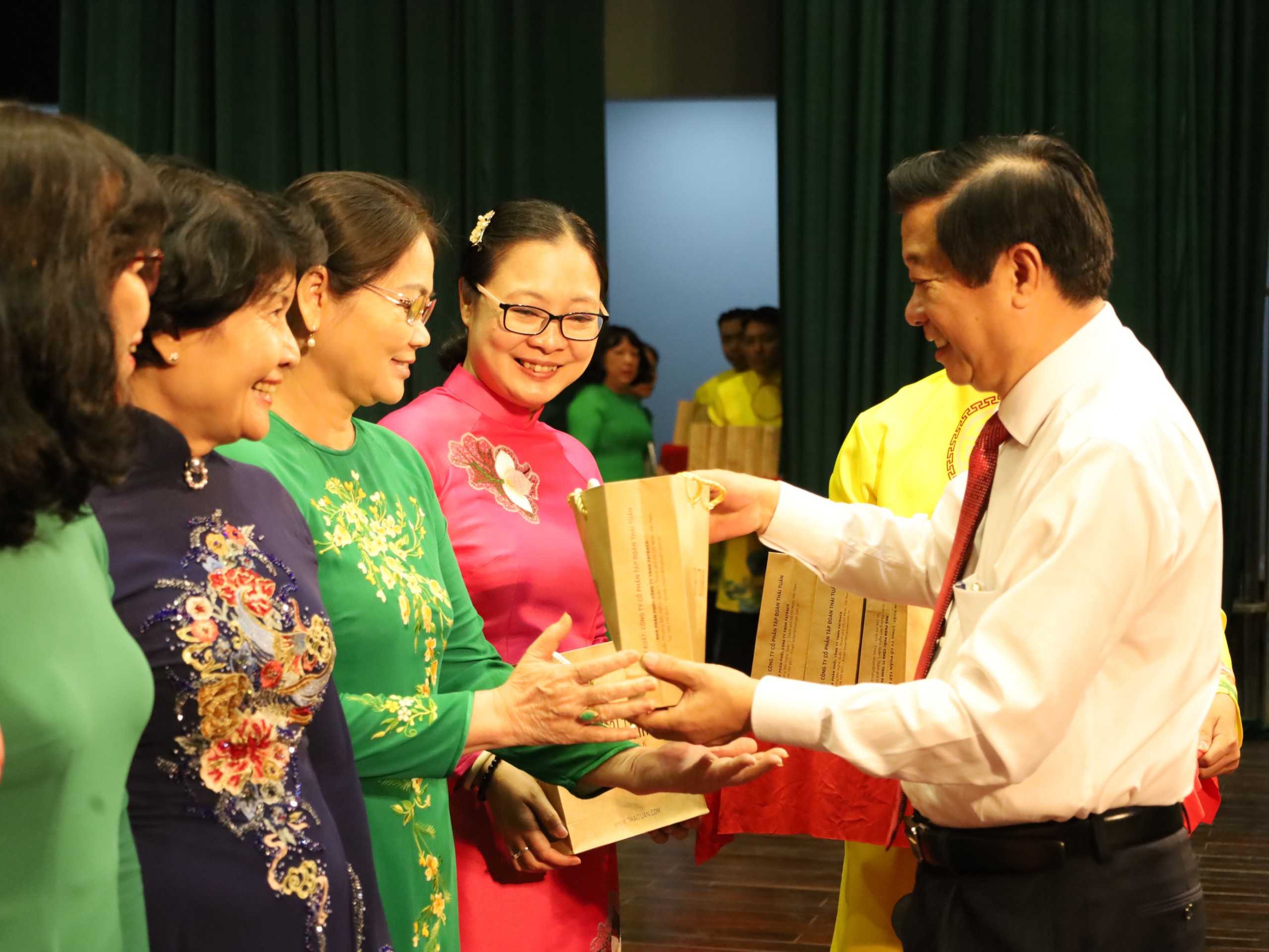 Ông Bùi Văn Nghiêm - Ủy viên BCH Trung ương Đảng, Bí thư Tỉnh ủy, Chủ tịch HĐND tỉnh Vĩnh Long tặng quà cho các đại biểu.