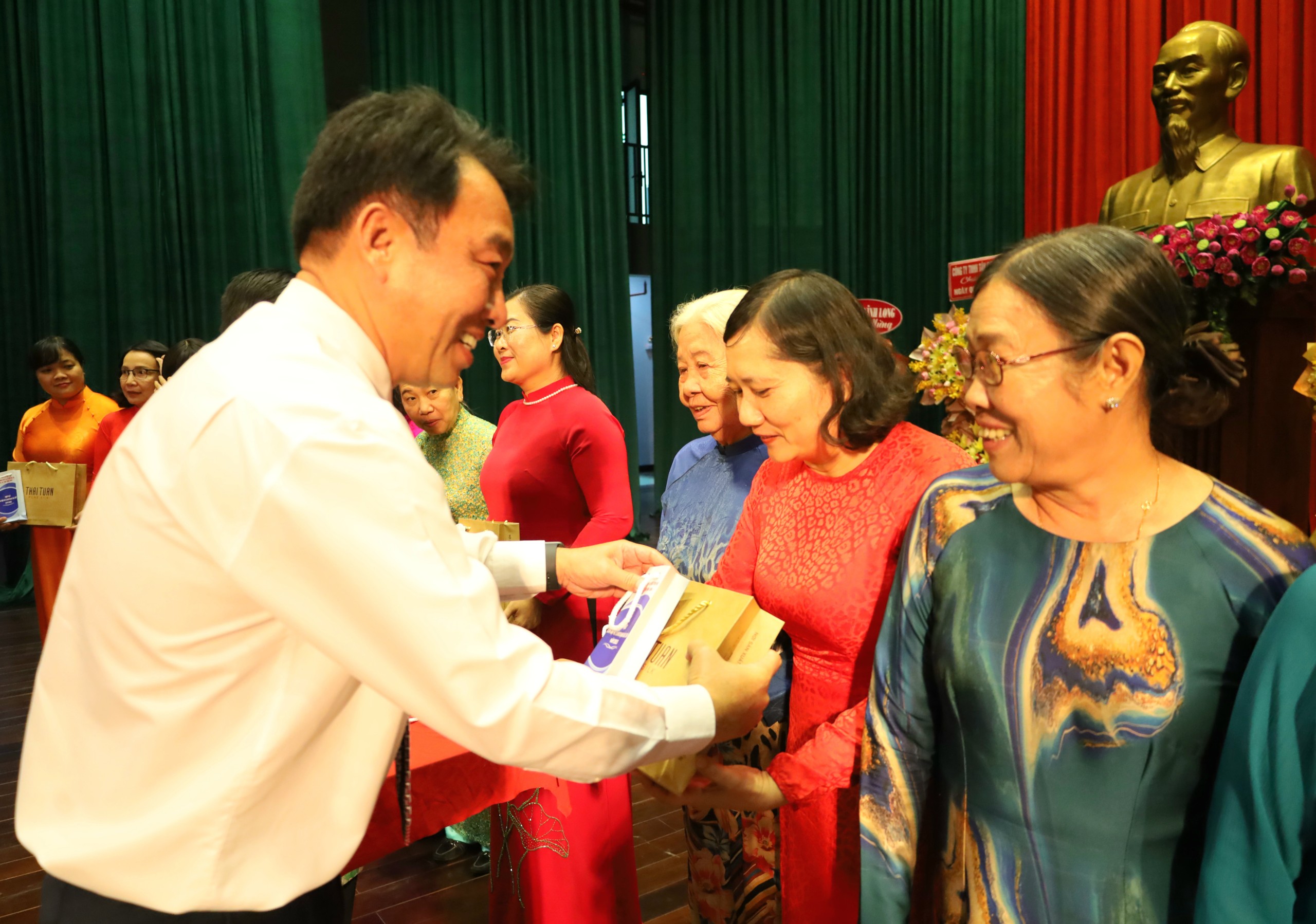 Ông Lữ Quang Ngời - Phó Bí thư Tỉnh ủy, Chủ tịch UBND tỉnh Vĩnh Long tặng quà cho các đại biểu.