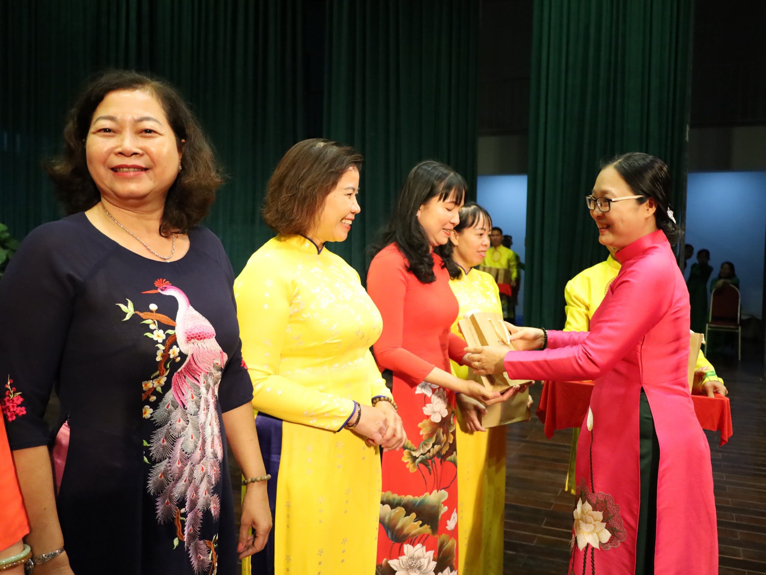 Bà Nguyễn Thị Quyên Thanh - Phó Chủ tịch UBND tỉnh, Trưởng Ban chỉ đạo Bình đẳng giới và vì sự tiến bộ của phụ nữ tỉnh Vĩnh Long tặng quà cho các đại biểu.