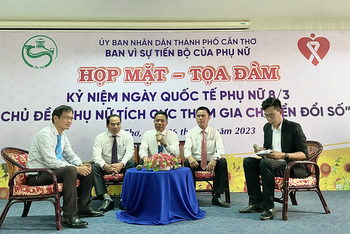 Ông Nguyễn Thực Hiện - Phó Chủ tịch UBND TP cùng các đại biểu thảo luận tại Toạ đàm.