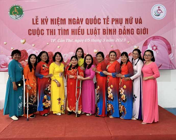 Chị em CLB phụ nữ khuyết tật TP. Cần Thơ rạng ngời trong tà áo dài mừng ngày Quốc tế Phụ nữ 8/3.