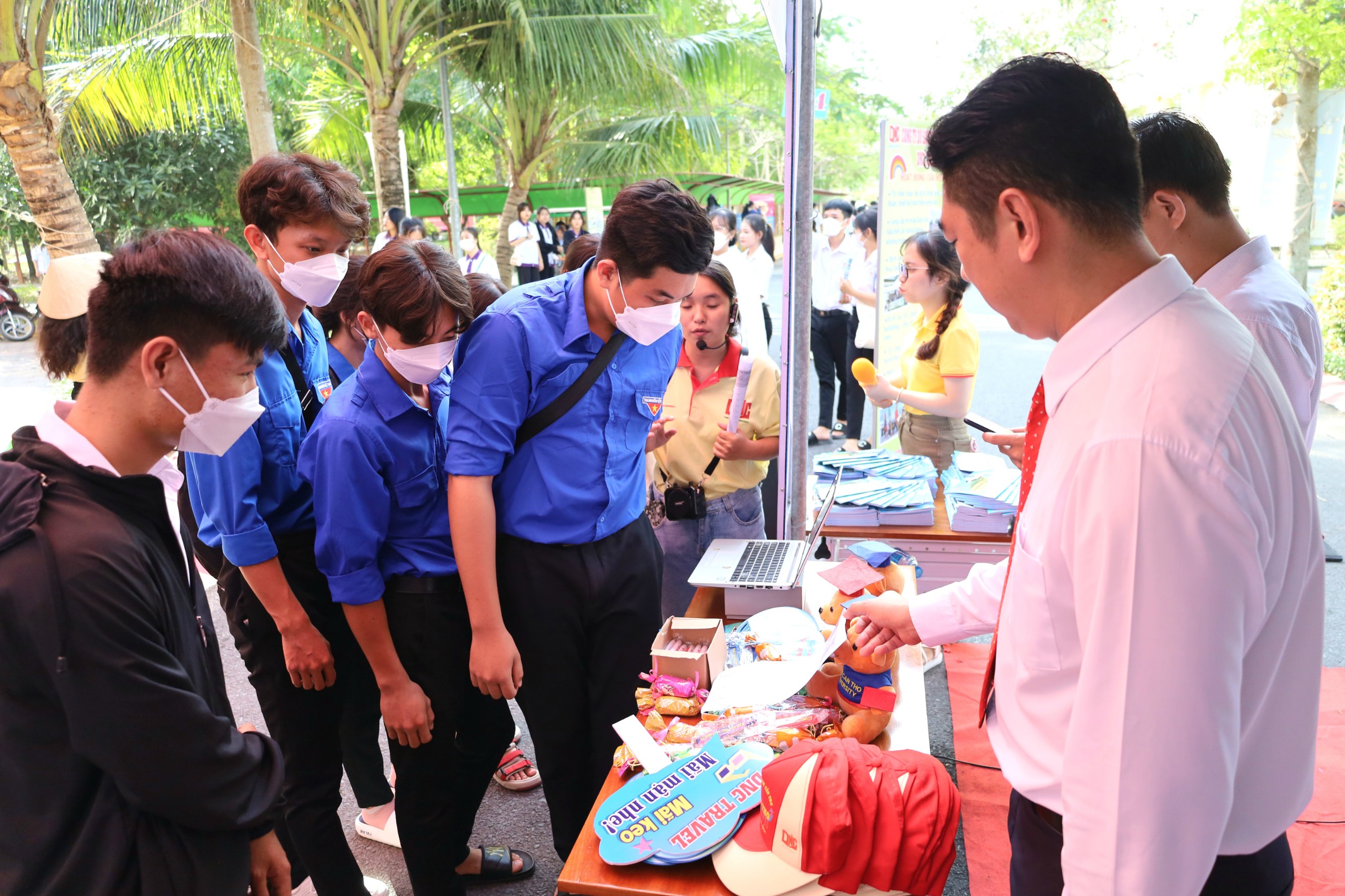 Các em học sinh tham quan tại gian hàng Công ty Du lịch Nam Cần Thơ - DNC Travel.
