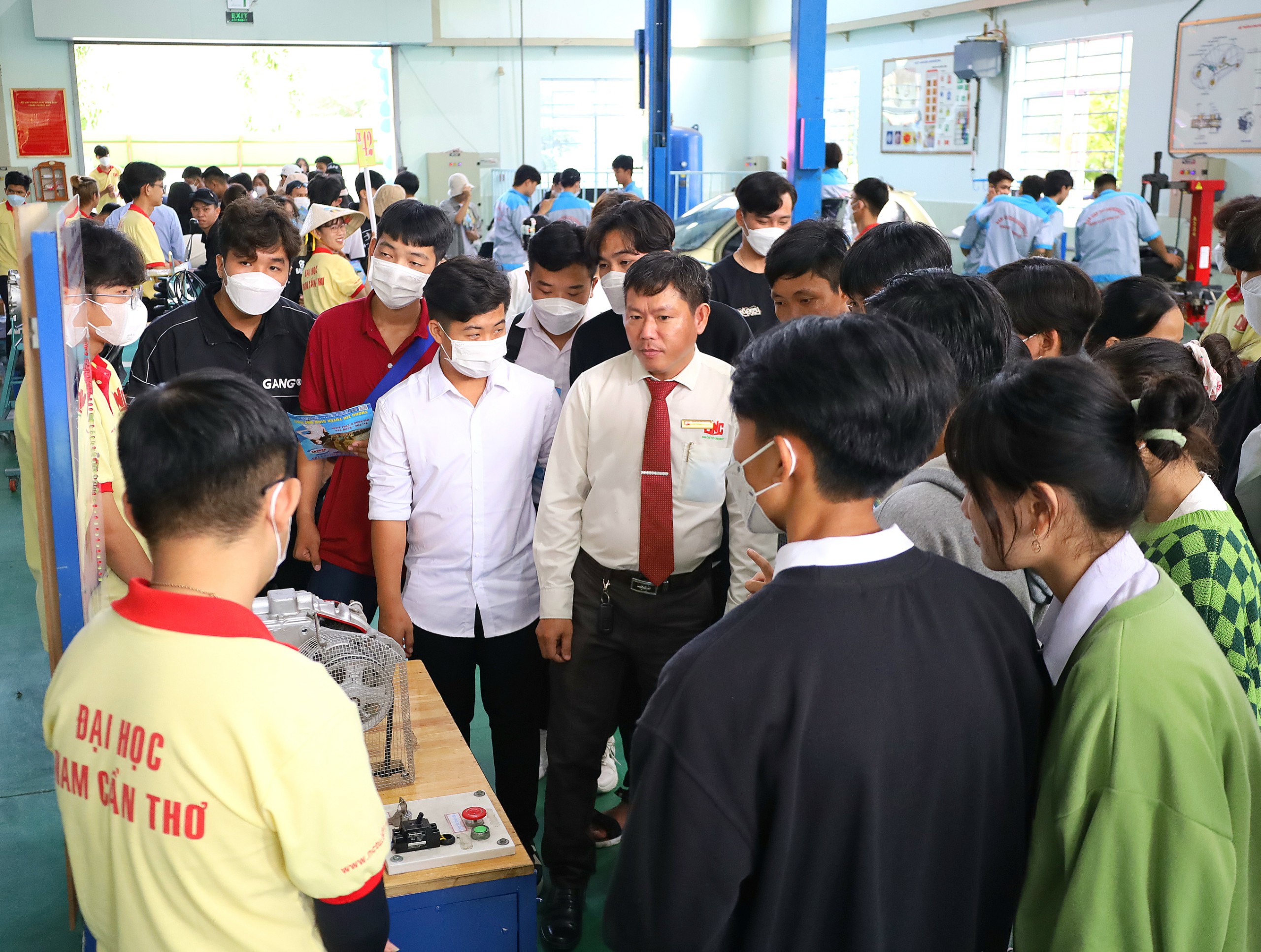 Các em học sinh tham quan xưởng ô tô tại Trường Đại học Nam Cần Thơ.