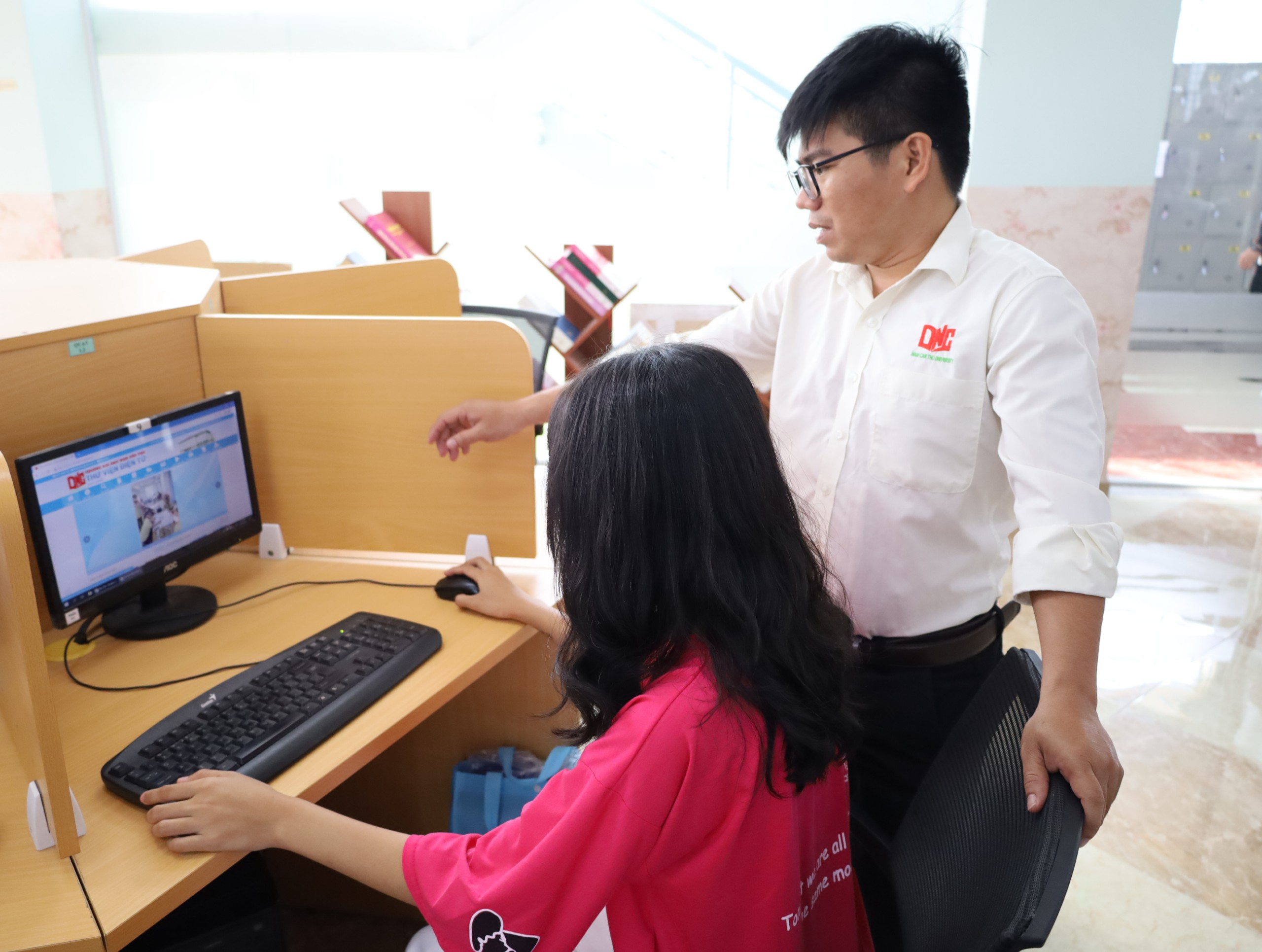 Các em học sinh trải nghiệm Thư viện điện tử của Trường Đại học Nam Cần Thơ.
