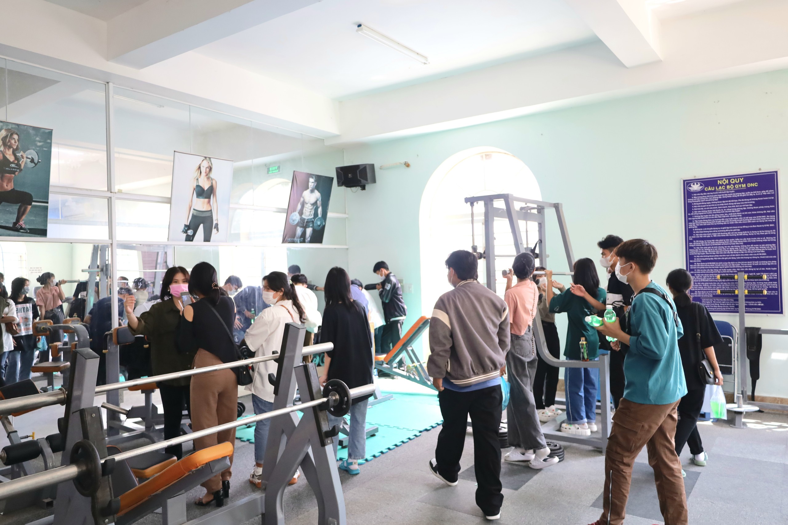 Các em học sinh tham quan khu vực tập GYM của Trường Đại học Nam Cần Thơ.