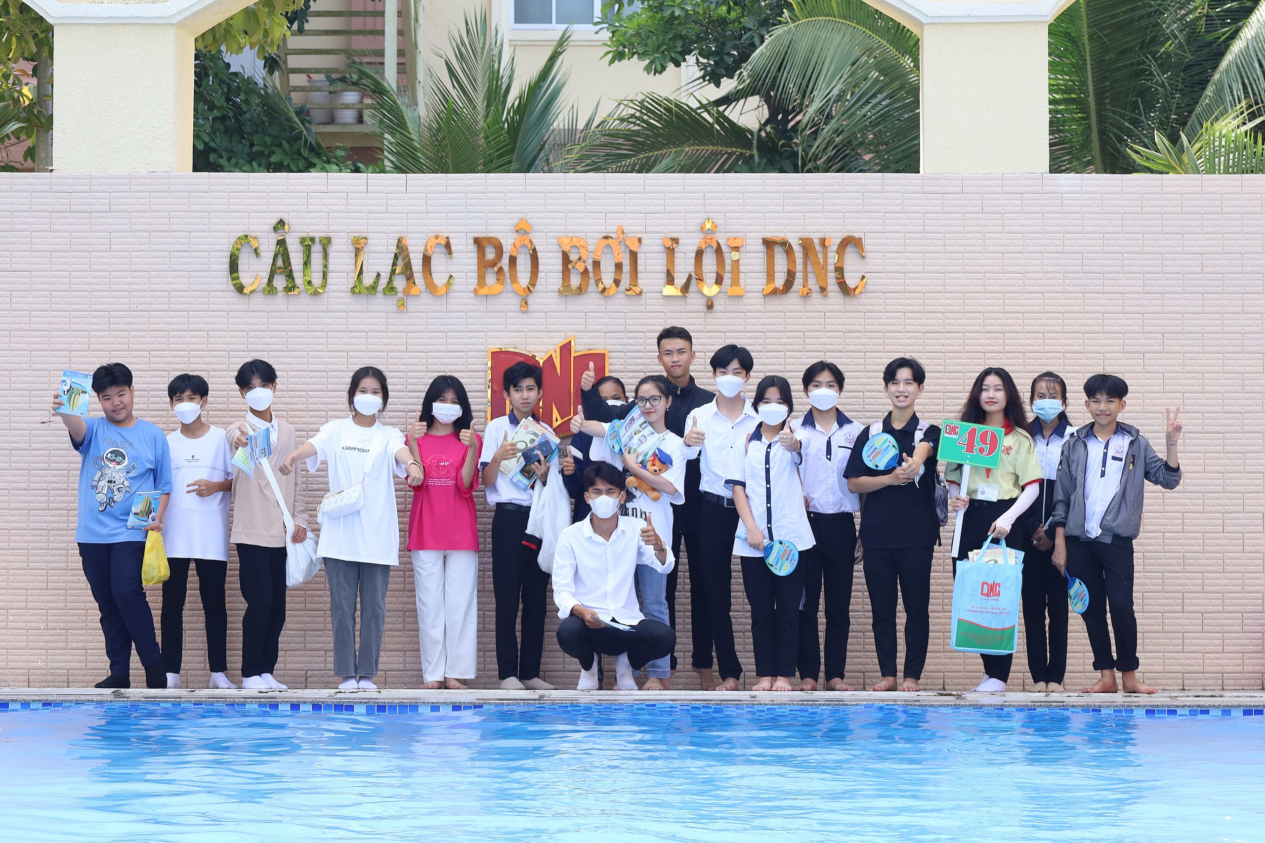 Các em học sinh tham quan khu vực hồ bơi của Trường Đại học Nam Cần Thơ.