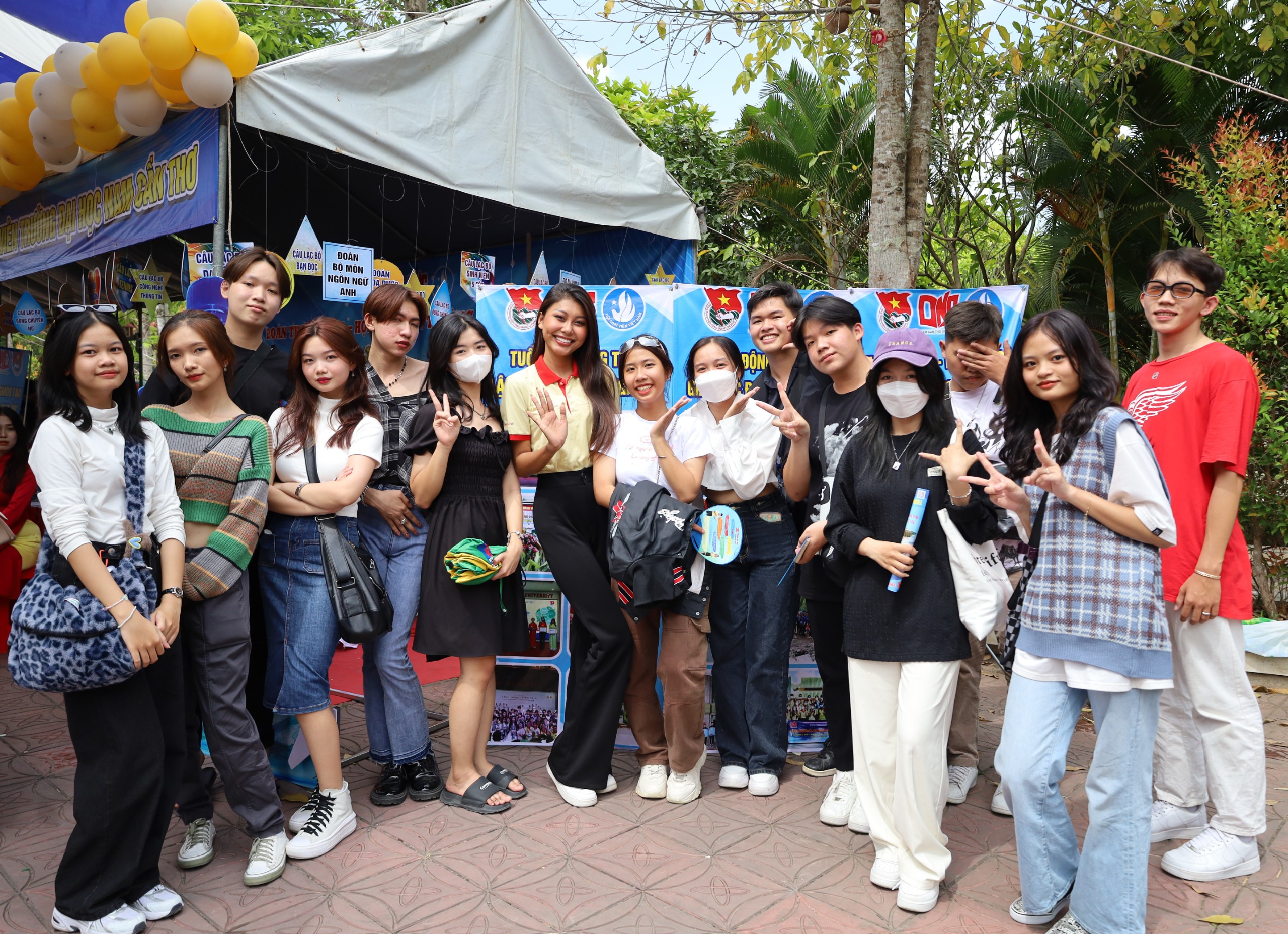 Các em học sinh chụp hình lưu niệm cùng Hoa hậu Trái đất Việt Nam năm 2022 Thạch Thu Thảo hiện đang là sinh viên của Trường Đại học Nam Cần Thơ.
